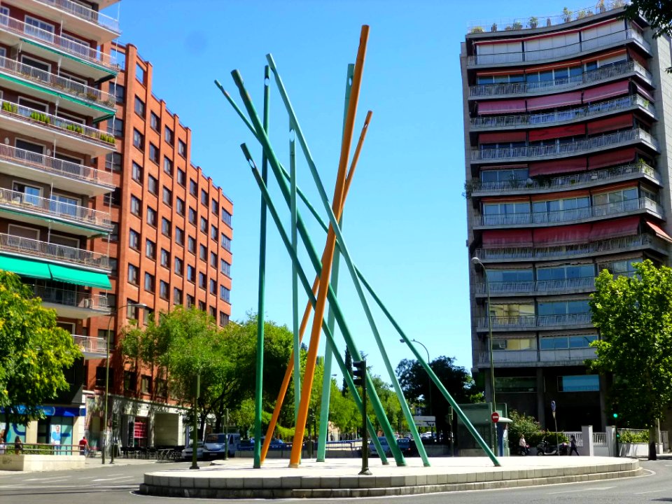 Madrid - Glorieta en la interseción de la Avenida de Filipinas y la Calle Cea Bermúdez