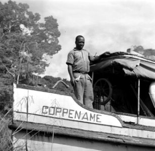 Machinist Hendrik op het motorschip Coppename dat vaart tussen Coronie en Nicker, Bestanddeelnr 252-5625