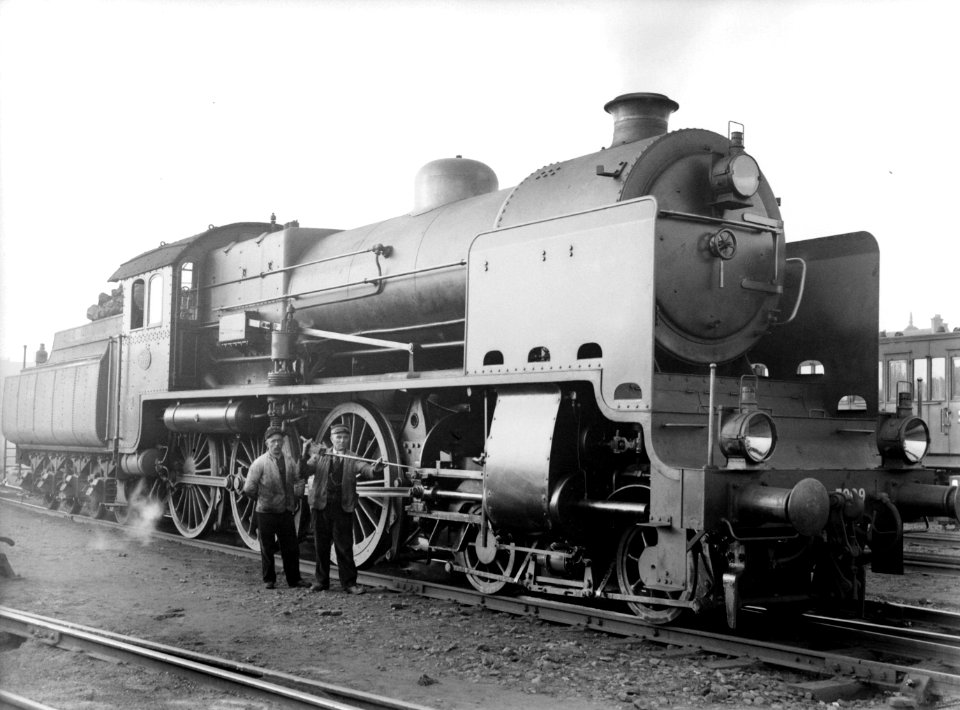 Machinist en stoker bij een stoomlocomotief 3909, Bestanddeelnr 189-1198