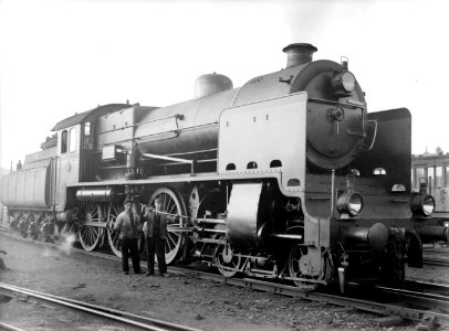 Machinist en stoker bij een stoomlocomotief 3909, Bestanddeelnr 189-1198