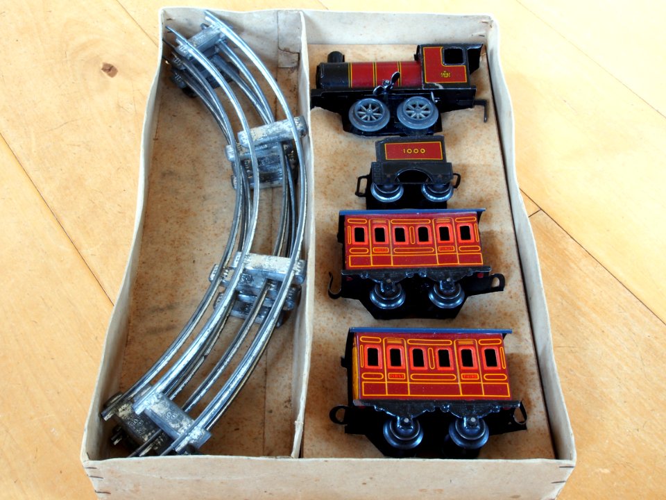 Made in Germany Tin clockwork toy train from around 1900 pic-004