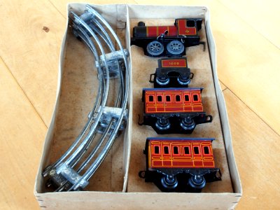 Made in Germany Tin clockwork toy train from around 1900 pic-004