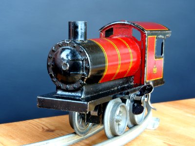 Made in Germany Tin clockwork toy train from around 1900 pic-010