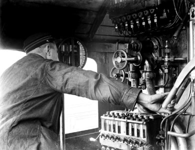 Machinist in de cabine van een stoomlocomotief, Bestanddeelnr 252-1034