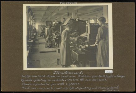 Machinezaal. Leeftijd van 16 tot 18 jaar en daarboven. Weekloon 9-12 gulden en …, Bestanddeelnr 256-1340