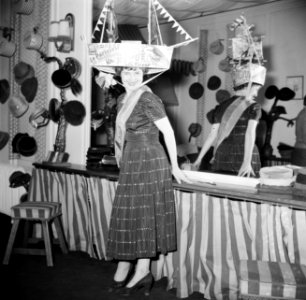Mademoiselle Suzanne draagt de hoed waarmee ze tot Koningin van de Cathérinettes, Bestanddeelnr 254-0215
