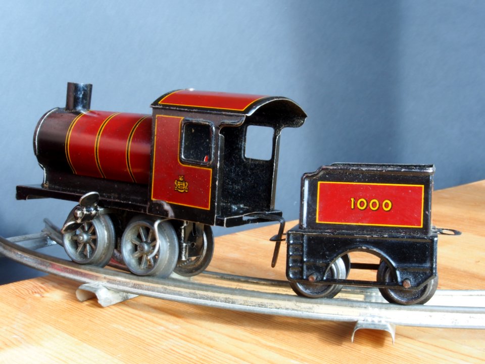 Made in Germany Tin clockwork toy train from around 1900 pic-001 3870x2908