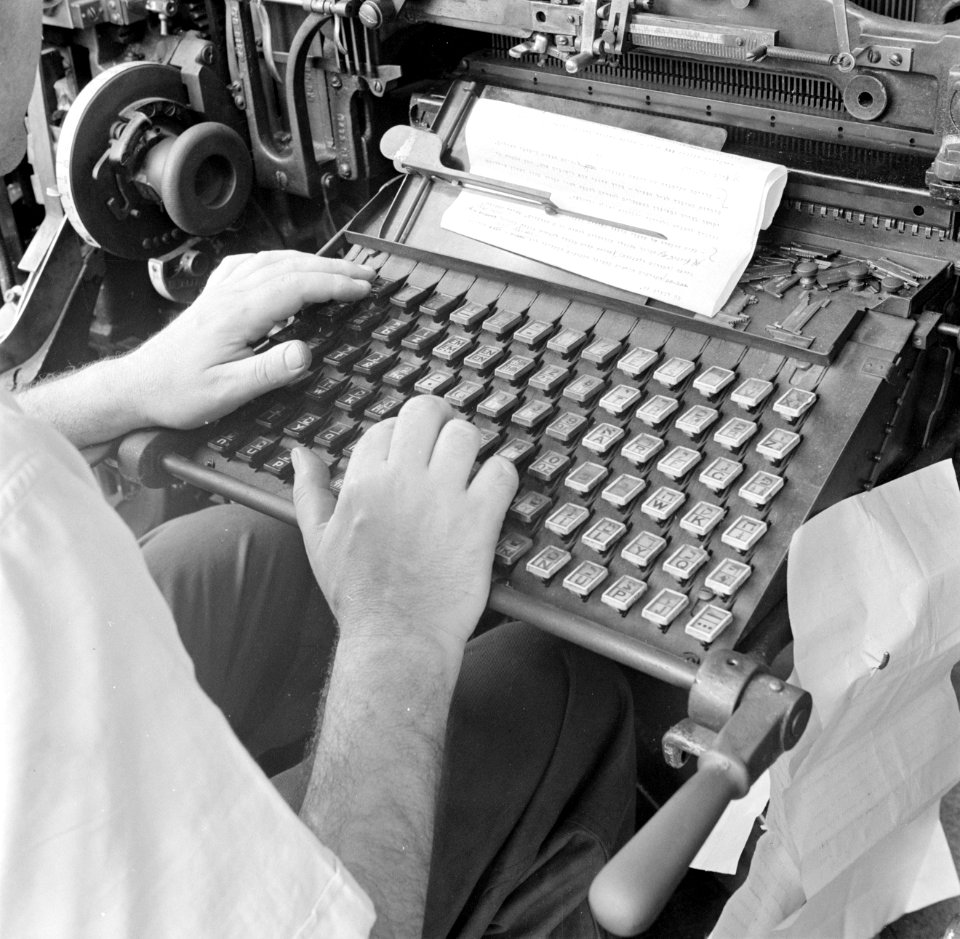 Machinezetter aan het werk op de lynotype, Bestanddeelnr 255-0027