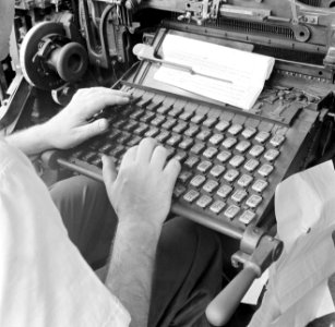 Machinezetter aan het werk op de lynotype, Bestanddeelnr 255-0027