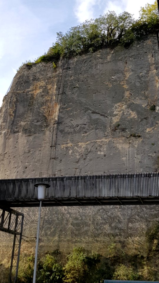 Maastricht-kalksteenwand onder Kasteelruïne Lichtenberg (4)