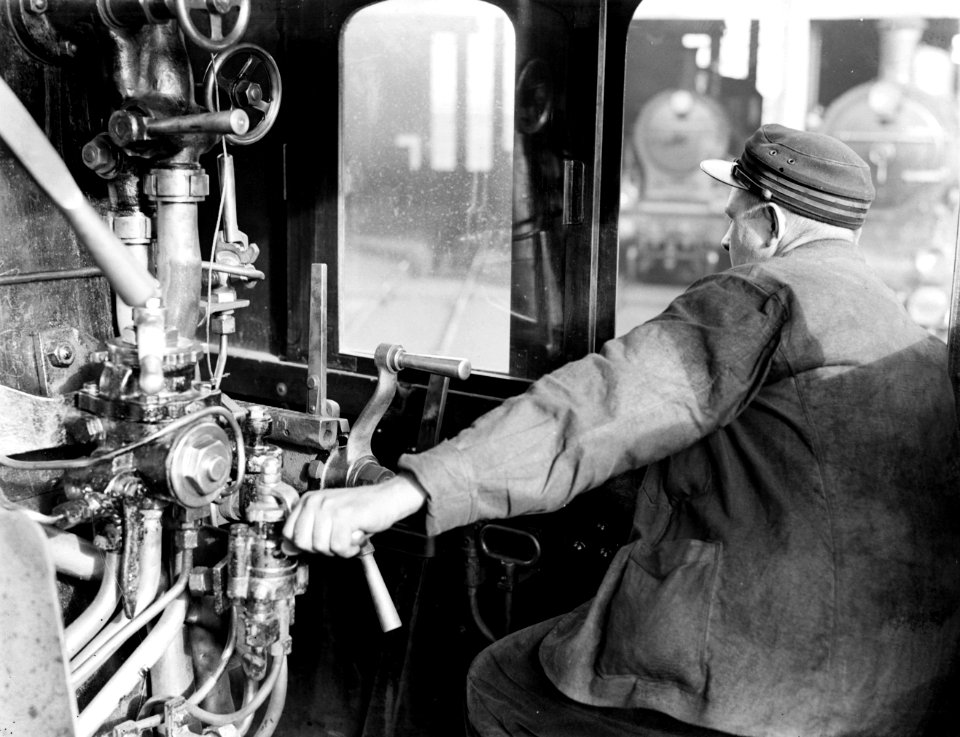 Machinist in de cabine van een stoomlocomotief, Bestanddeelnr 252-1036
