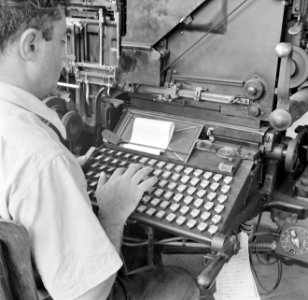 Machinezetter aan het werk op de lynotype, Bestanddeelnr 255-0026