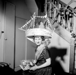 Mademoiselle Suzanne draagt de hoed waarmee ze tot Koningin van de Cathérinettes, Bestanddeelnr 254-0213