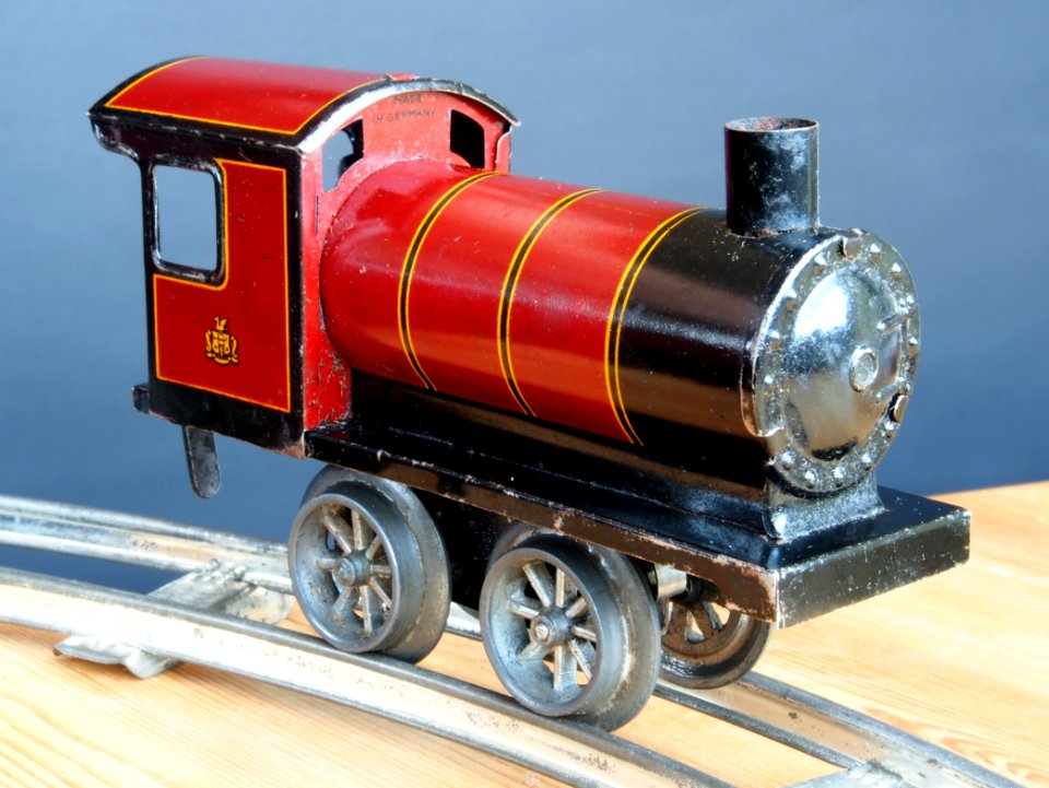 Made in Germany Tin clockwork toy train from around 1900 pic-001 4171x3134