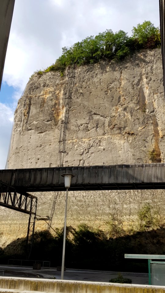 Maastricht-kalksteenwand onder Kasteelruïne Lichtenberg (2)