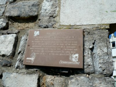 Maastricht-Gedenksteen in de stadswal boven Nieuwenhofpoortje-bordje