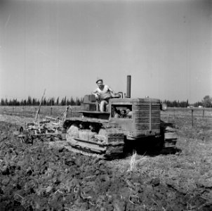 Machinale landbewerking in kibboets Kiwath Brenner, Bestanddeelnr 255-0597