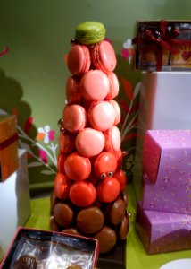 Macaron pyramid - Tokyo, Japan - DSC06742