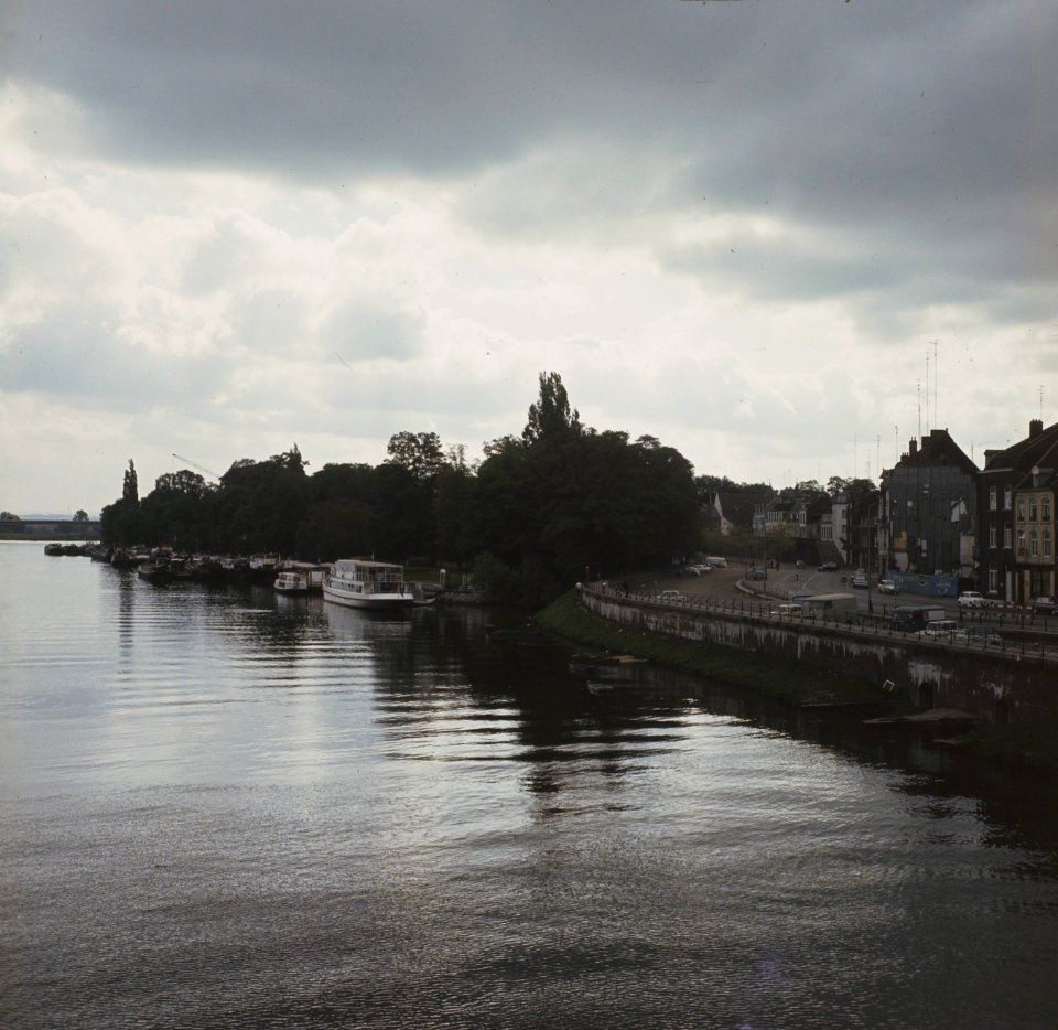 Maastricht stadsgezichten de Maas met oud Maastricht, Bestanddeelnr 254-7937