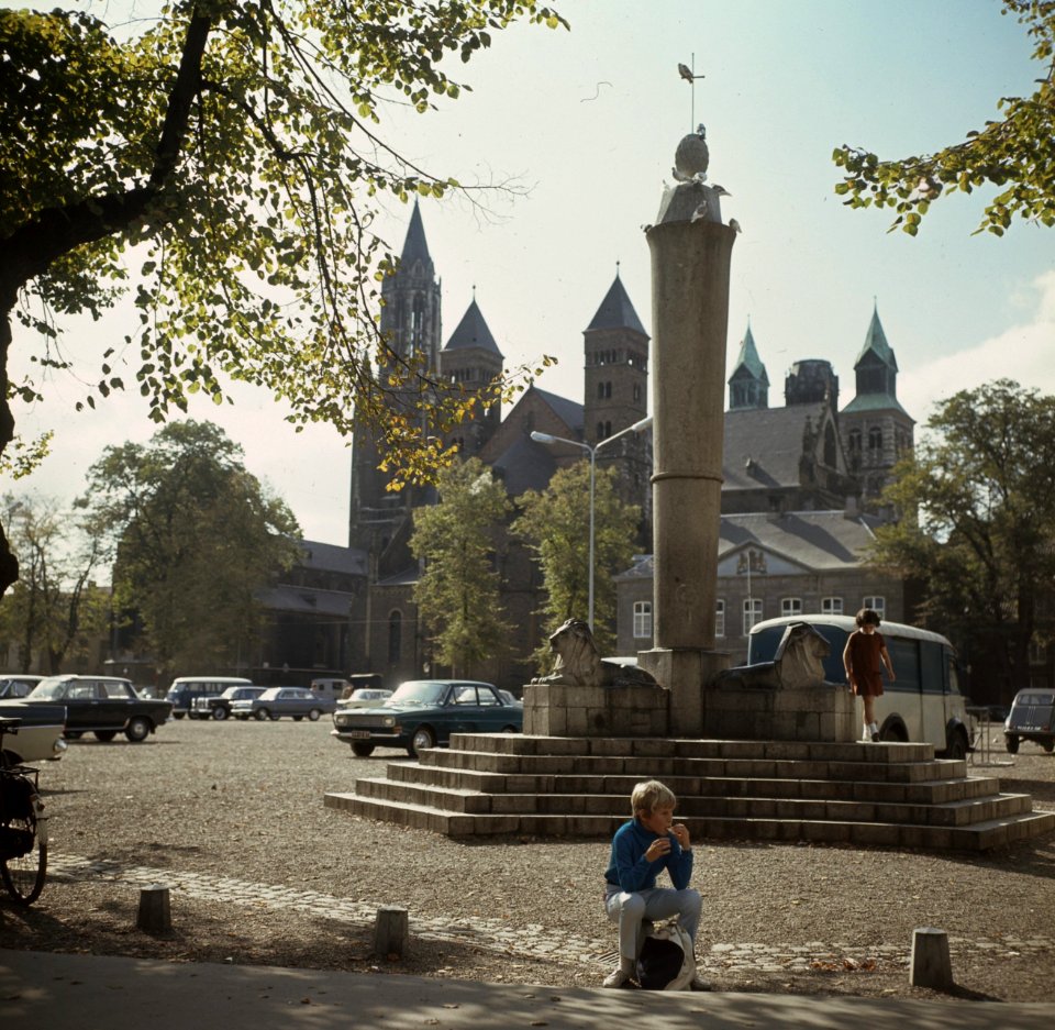 Maastricht stadsgezichten Vrijthof, Bestanddeelnr 254-7943