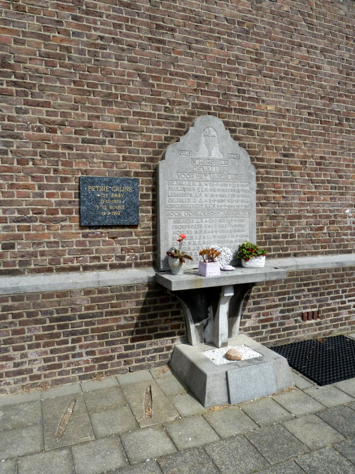 Maastricht-Amby-Monument bij de Sint-Walburgakerk (1)