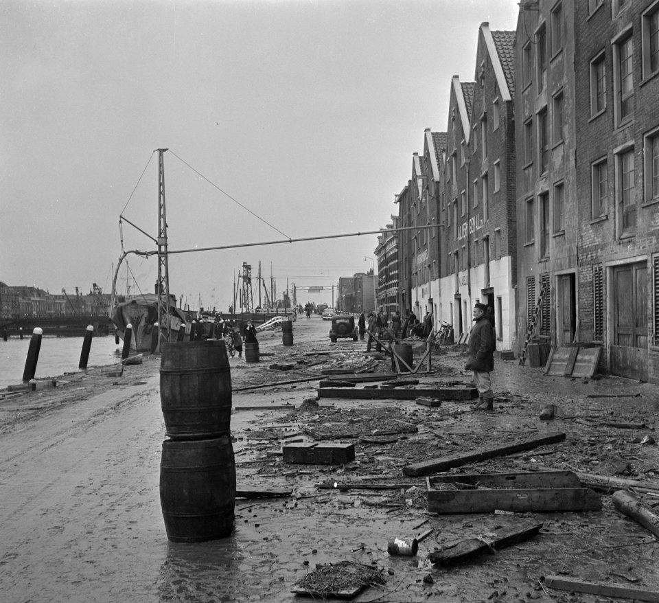 Maassluis een kade met pakhuizen. Op de achtergrond een brug, Bestanddeelnr 905-5115