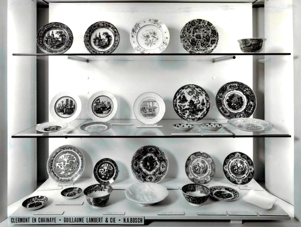 Maastrichts aardewerk op tentoonstelling Rijksmuseum, 1976