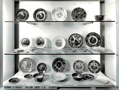 Maastrichts aardewerk op tentoonstelling Rijksmuseum, 1976