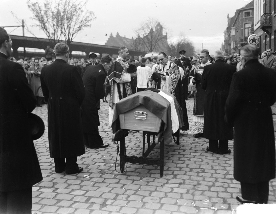 Maastricht. Uitvaart en begrafenis van stoker Braun van de Koninklijke Marine, Bestanddeelnr 904-2861