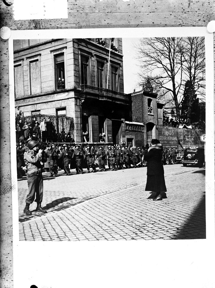 Maastricht. Defilé van een compagnie Stoottroepen voor koningin Wilhelmina, Bestanddeelnr 900-4142