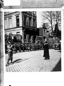 Maastricht. Defilé van een compagnie Stoottroepen voor koningin Wilhelmina, Bestanddeelnr 900-4142