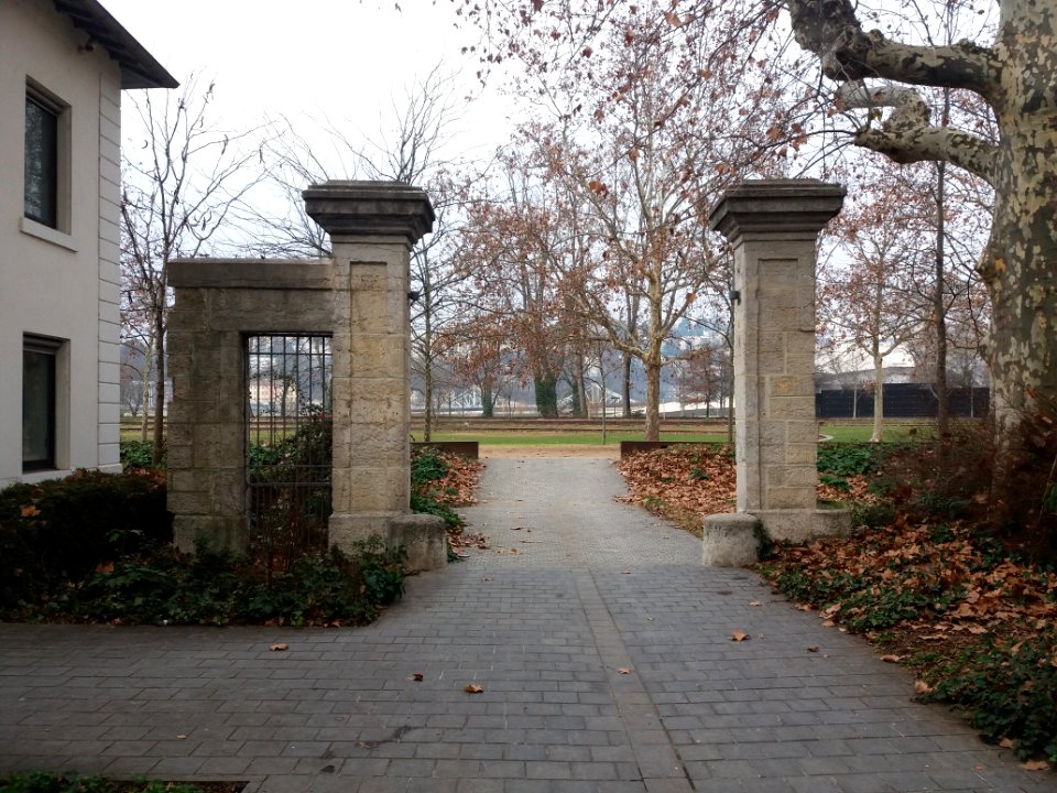 Lyon 7e - Parc de Gerland, colonnes de portail rue Jonas Salk