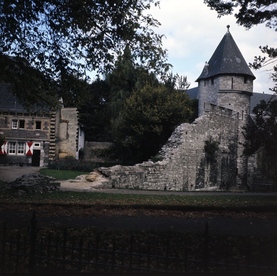 Maastricht stadsgezichten Stadswal, Bestanddeelnr 254-7939