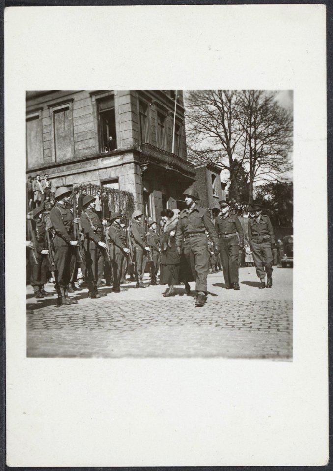 Maastricht. Inspectie van de erewacht door koningin Wilhelmina, Bestanddeelnr 512 125