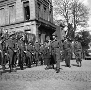 Maastricht. Inspectie van een erewacht door koningin Wilhelmina, Bestanddeelnr 900-4141