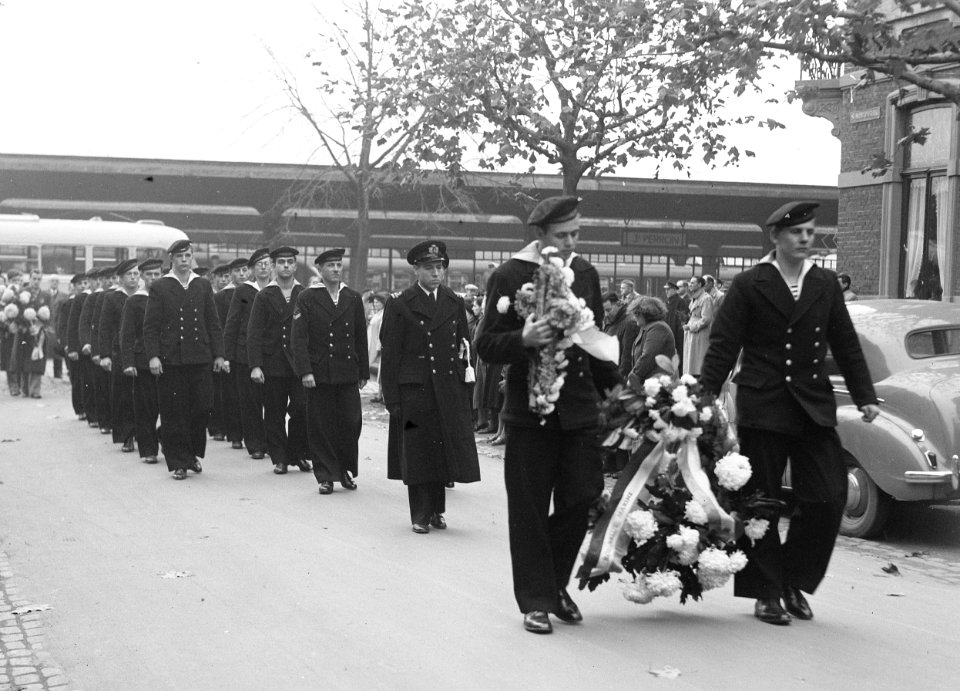 Maastricht. Uitvaart en begrafenis van stoker Braun van de Koninklijke Marine, Bestanddeelnr 904-2859 (cropped)