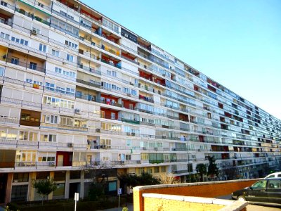 Madrid - Bloque de viviendas en el Barrio de la Concepción, Distrito de Ciudad Lineal 01