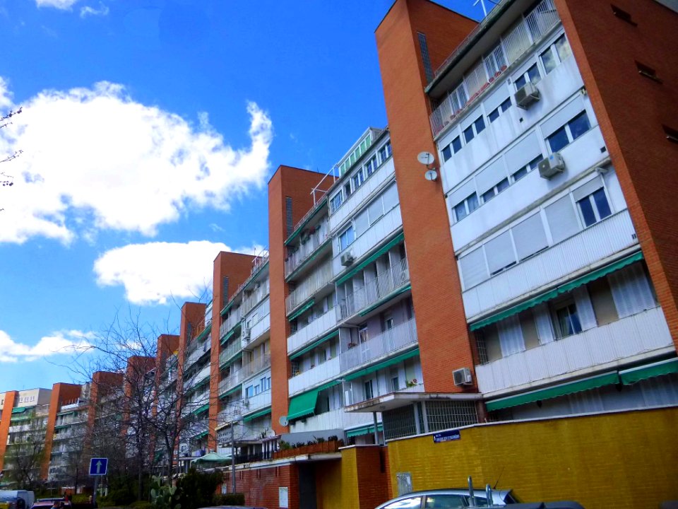 Madrid - Bloque de viviendas 'La Herradura', Barrio de Media Legua, Distrito de Moratalaz 1
