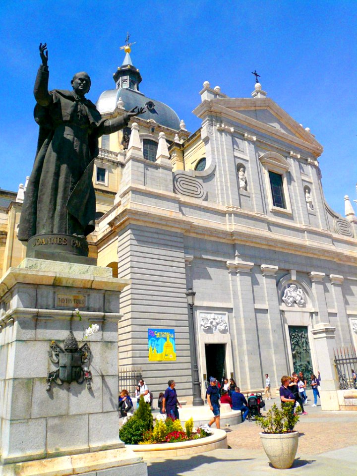 Madrid - Catedral de La Almudena y monumento a San Juan Pablo II
