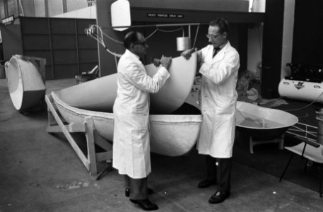 Macroplastic te Utrecht, de boot wordt uit de zogenaamde moedermal gehaald, Bestanddeelnr 914-4213