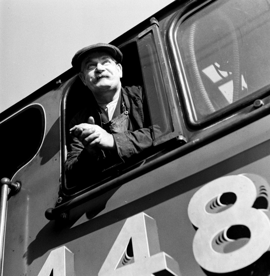 Machinist leunt uit het raam van de trein, Bestanddeelnr 254-3532