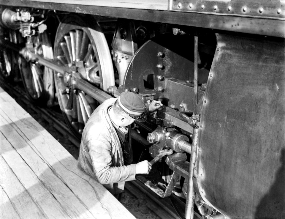 Machinist verricht onderhoud aan een locomotief, Bestanddeelnr 252-1033