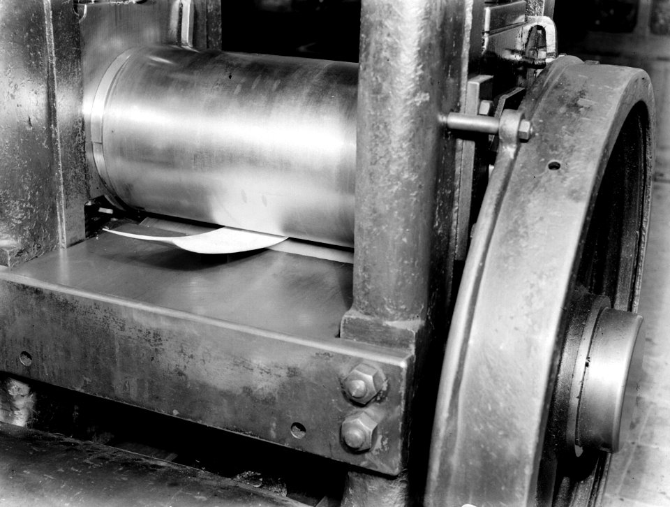 Machine voor vlakwalsen van plaatmateriaal bij de fa Gerritsen & Van Kempen in , Bestanddeelnr 190-0519