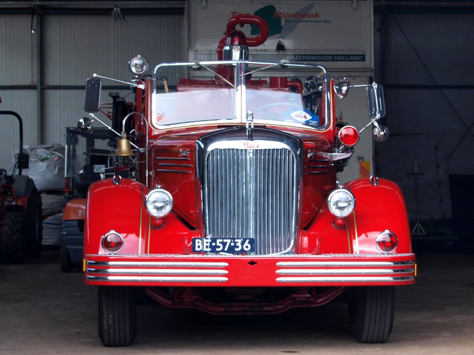 Mack LS95 (1950), Dutch licence registration BE-57-36 pic