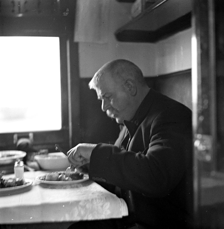 Machinist nuttigt een maaltijd in de restauratiewagon, Bestanddeelnr 254-3531