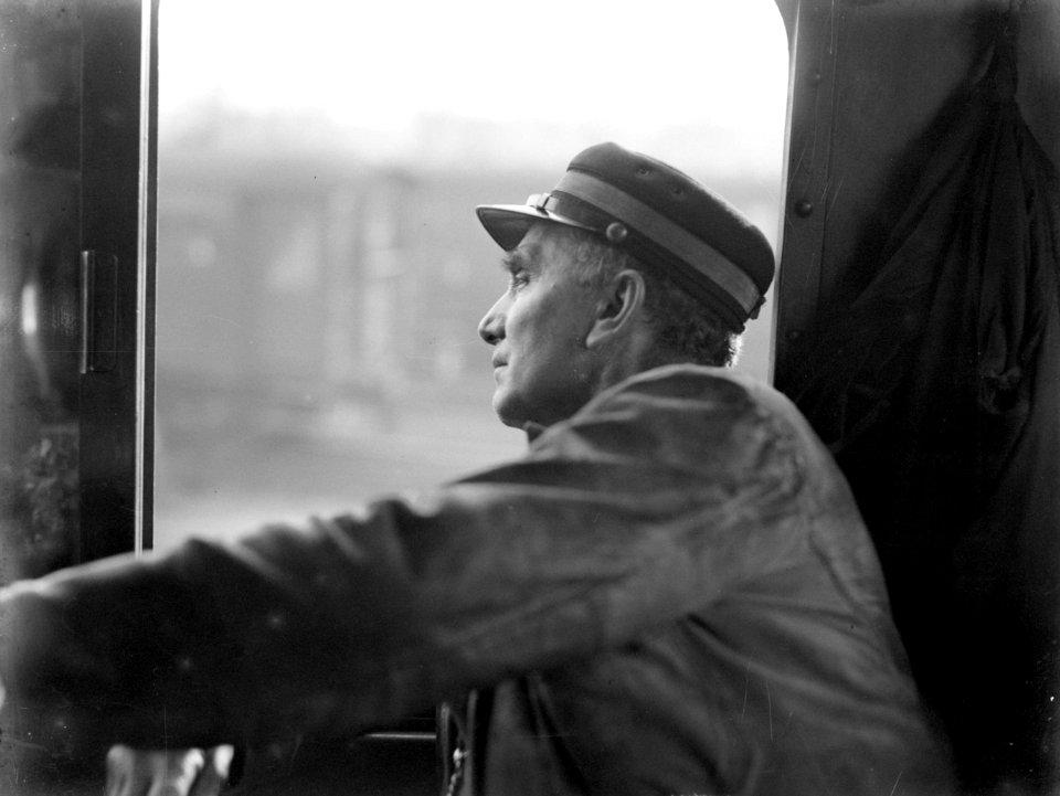 Machinist kijkt uit het zijraam van een stoomlocomotief 3909, Bestanddeelnr 189-1197