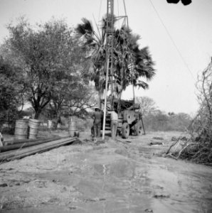 Machines, werktuigen, arbeiders, vaten, bomen, Bestanddeelnr 250-8440