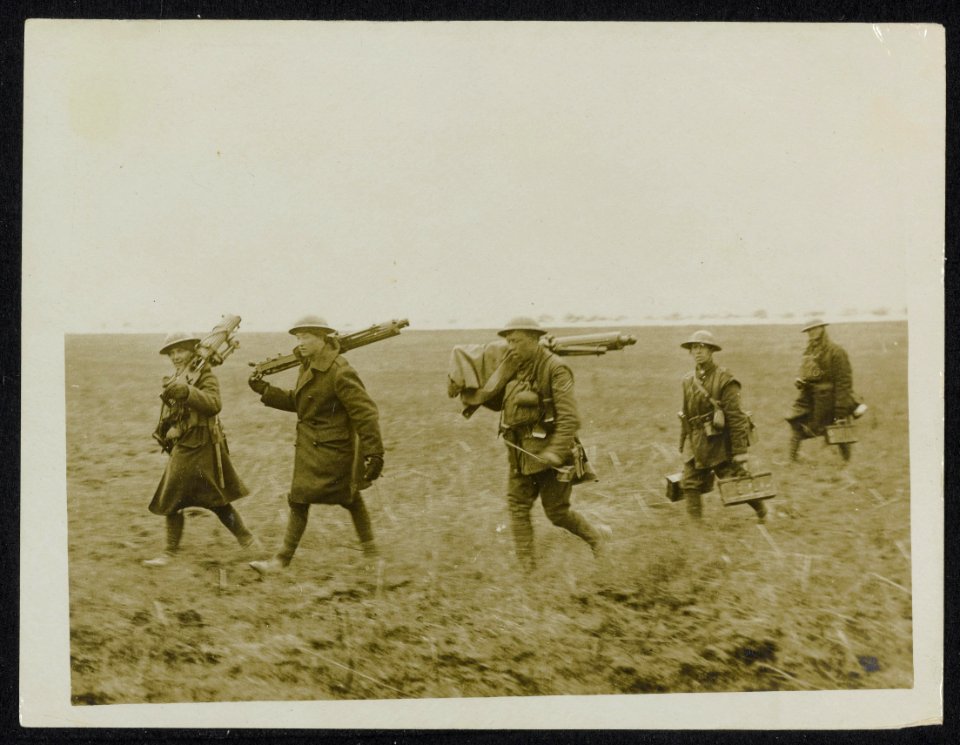 Machine gun party going up into action., Bestanddeelnr 158-1324