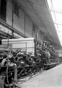 Machinerie van een papierfabriek, Bestanddeelnr 190-0424 photo