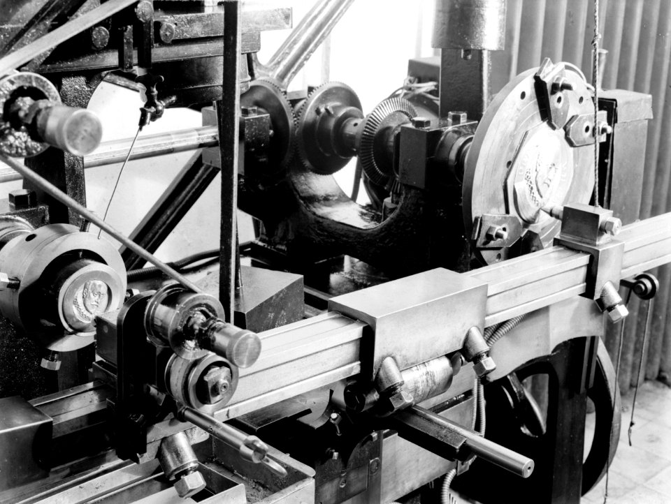 Machine voor metaalbewerking, vermoedelijk een reduceermachine bij de fa Gerrit, Bestanddeelnr 190-0520